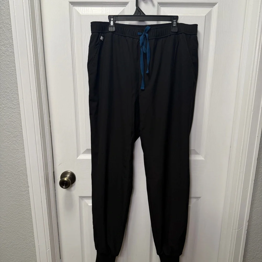 FIGS Men’s Black Lined Tansen Joggers, Medium Scrub Pants